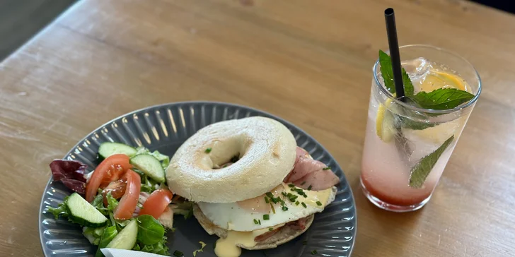 Snídaňové menu pro 1 i 2 osoby: bagel à la benedikt nebo snídaňový talíř a nápoj