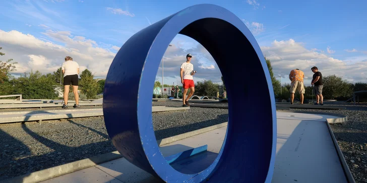 90 minut venkovní zábavy: minigolf v areálu Kšírovka pro dva hráče
