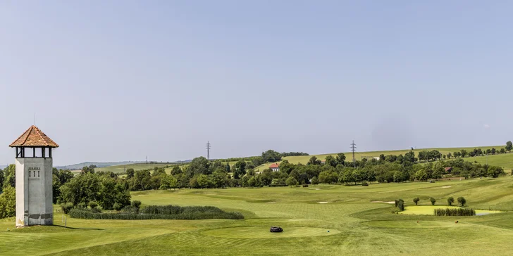 Pohoda ve Slavkově u golfového hřiště: snídaně či polopenze a víno
