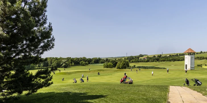 Pohoda ve Slavkově u golfového hřiště: snídaně či polopenze a víno