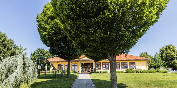 Pohoda ve Slavkově u golfového hřiště: snídaně či polopenze a víno