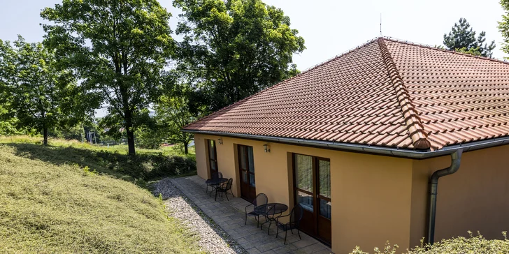 Pohoda ve Slavkově u golfového hřiště: snídaně či polopenze a víno