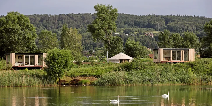 Přírodní areál u koupacího jezera 15 km od centra Prahy: posed, tiny house či chata i se snídaní