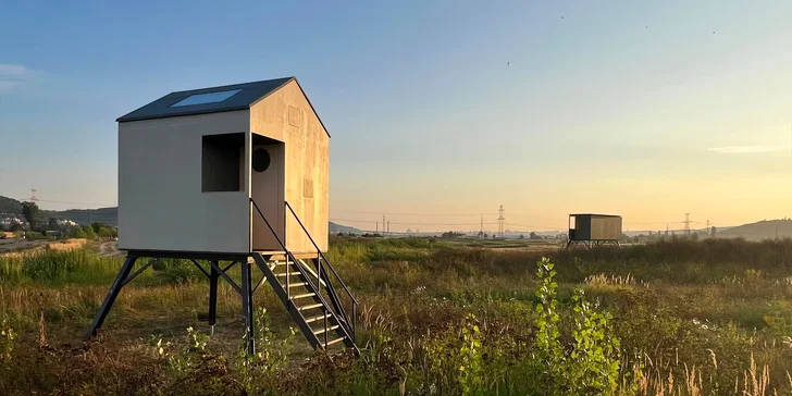 Přírodní areál u koupacího jezera 15 km od centra Prahy: posed, tiny house či chata i se snídaní
