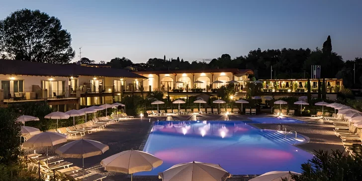 Dovolená u Lago di Garda: hotel s výhledem na jezero, snídaně i venkovní bazén