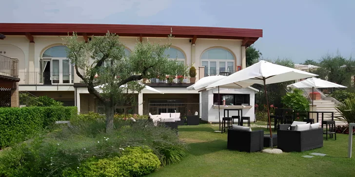Dovolená u Lago di Garda: hotel s výhledem na jezero, snídaně i venkovní bazén