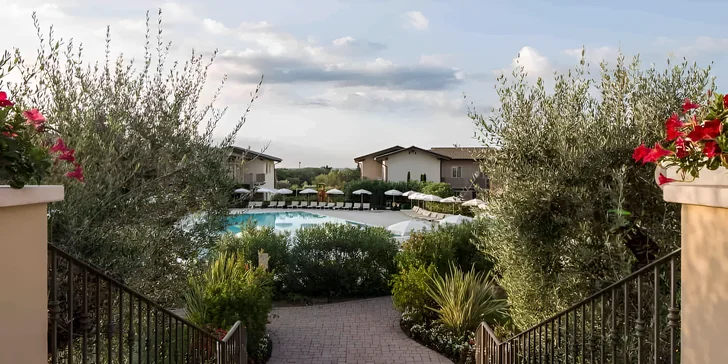Dovolená u Lago di Garda: hotel s výhledem na jezero, snídaně i venkovní bazén