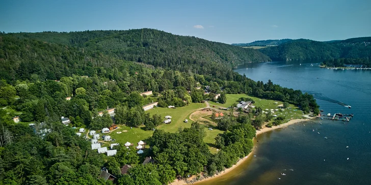 Glamping na Slapech: luxusní stany pro dva i celou rodinu, krásná lokalita přímo u přehrady