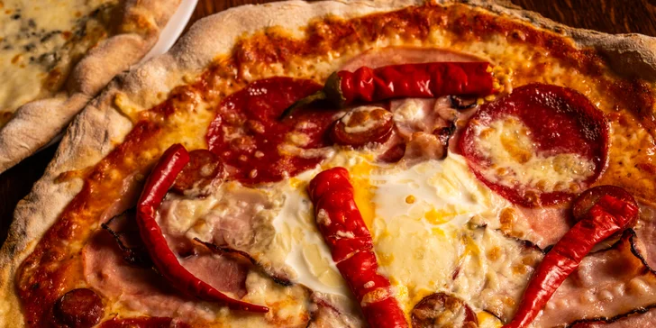 Pizza dle výběru pro 2 až 4 osoby: průměr 32 cm, šunka, quattro formaggi i diavola