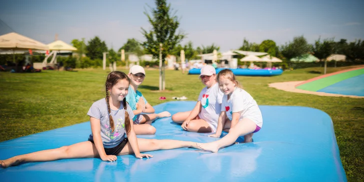 Celodenní vstup do Hopsálkova pro dítě a dospělého: bazén, trampolíny, autíčka a mnoho dalšího