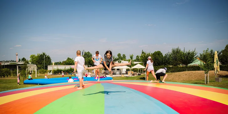 Celodenní vstup do Hopsálkova pro dítě a dospělého: bazén, trampolíny, autíčka a mnoho dalšího