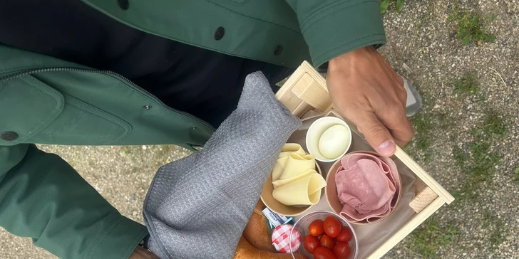 Přírodní areál u koupacího jezera 15 km od centra Prahy: posed, tiny house či chata i se snídaní