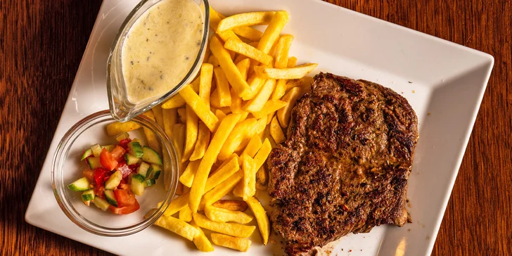 Rumpsteak nebo svíčková: hovězí steak dle výběru, hranolky a omáčka pro 1 i 2 osoby