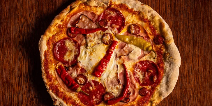 Pizza dle výběru pro 2 až 4 osoby: průměr 32 cm, šunka, quattro formaggi i diavola