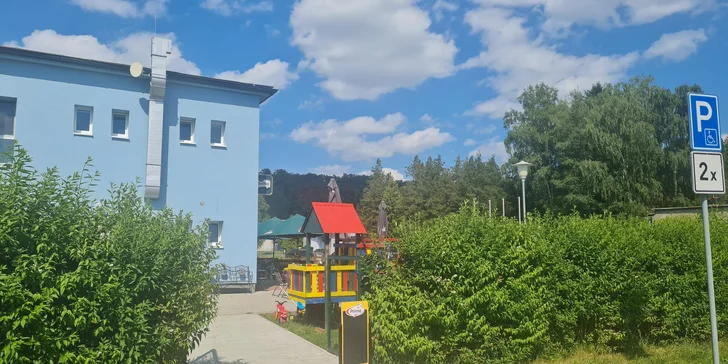 XXL kuřecí nebo vepřový řízek a bramborový salát pro 1 nebo 2 osoby
