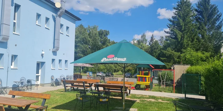 XXL kuřecí nebo vepřový řízek a bramborový salát pro 1 nebo 2 osoby