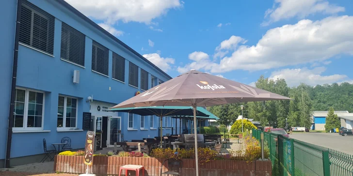 XXL kuřecí nebo vepřový řízek a bramborový salát pro 1 nebo 2 osoby