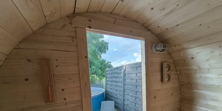 Designový tiny house v přírodě poblíž Olomouce až pro 4 osoby: americký styl i snídaně a zahrada s bazénem