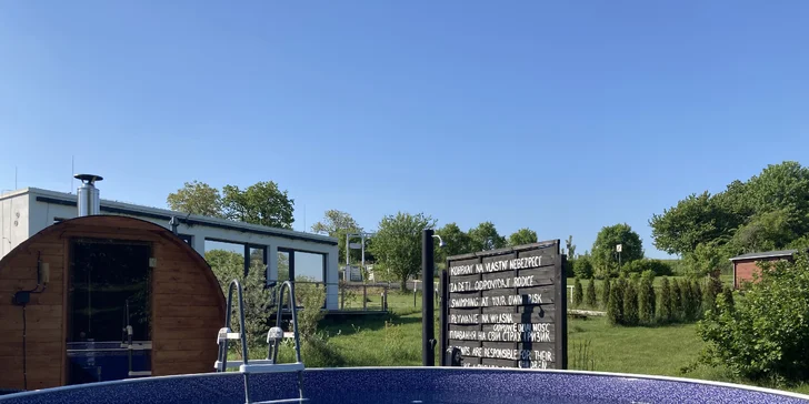 Designový tiny house v přírodě poblíž Olomouce až pro 4 osoby: americký styl i snídaně a zahrada s bazénem