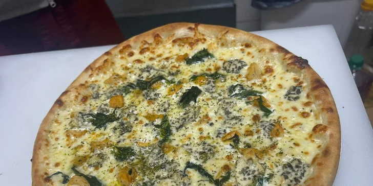 Dvě pizzy podle výběru ze 14 druhů i s plechovkami Pepsi na odnos s sebou