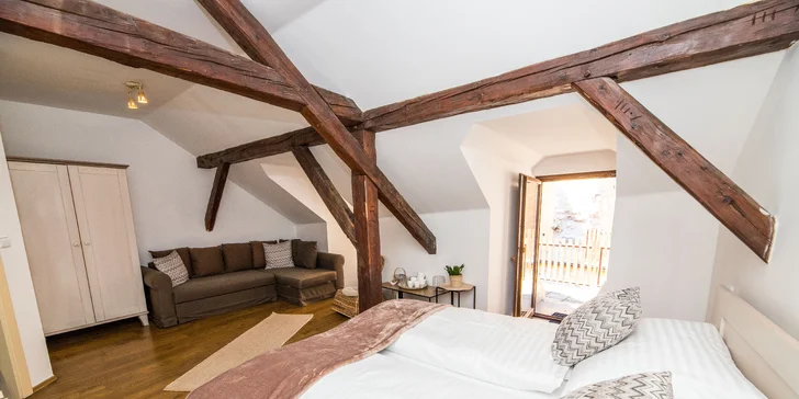 Ubytování jen pár kroků od krumlovského zámku: na výběr apartmán i pokoj s terasou