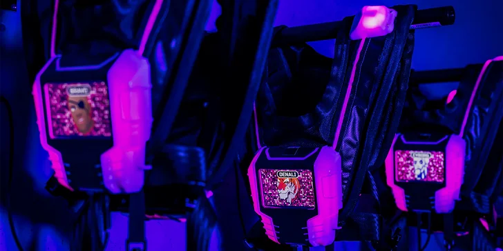 Voucher na laser game do unikátní arény Neon factory: 200–⁠⁠⁠⁠⁠⁠2000 Kč, moderní ovladače, vesty i prostředí