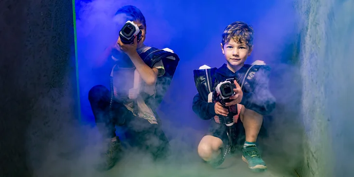 Voucher na laser game do unikátní arény Neon factory: 200–⁠⁠⁠⁠⁠⁠2000 Kč, moderní ovladače, vesty i prostředí