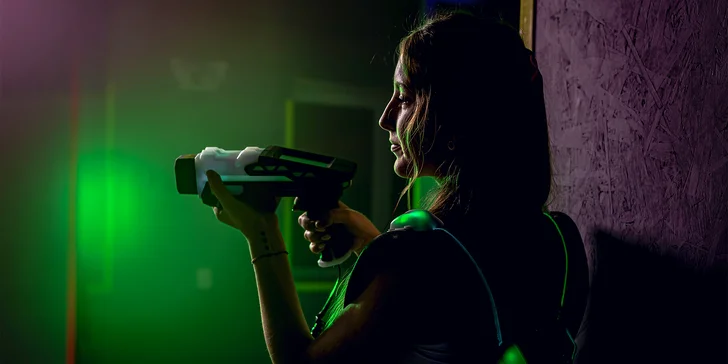 Voucher na laser game do unikátní arény Neon factory: 200–⁠⁠⁠⁠⁠⁠2000 Kč, moderní ovladače, vesty i prostředí