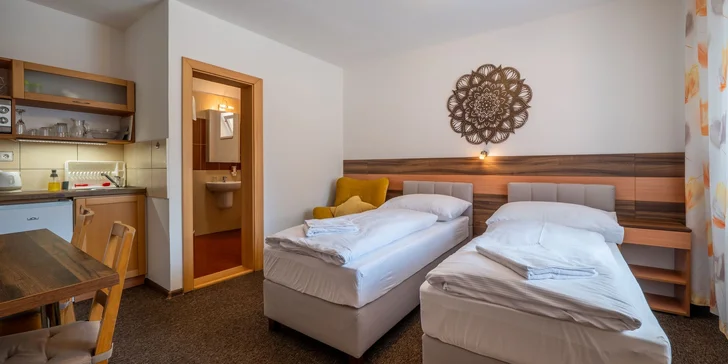 Rodinný pobyt v apartmánovém domě v Bešeňové: altán, gril, dětské hřiště i aquapark Bešeňová na dosah