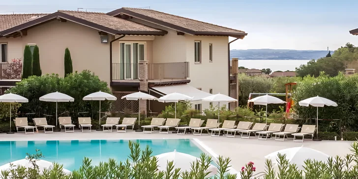 Dovolená u Lago di Garda: hotel s výhledem na jezero, snídaně i venkovní bazén