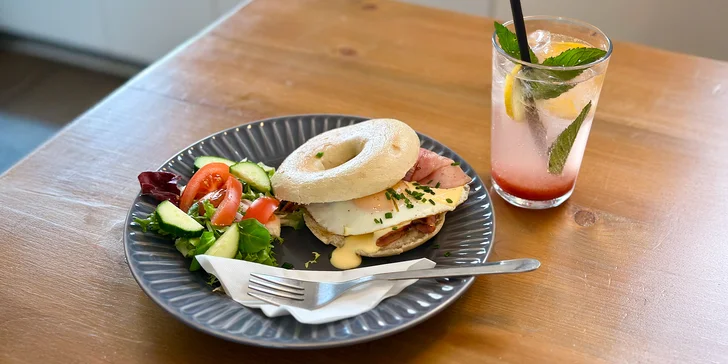 Snídaňové menu pro 1 i 2 osoby: bagel à la benedikt nebo snídaňový talíř a nápoj