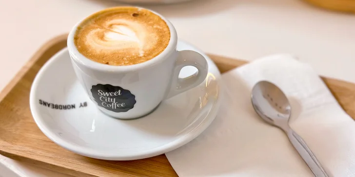 Snídaňové menu pro 1 i 2 osoby: bagel à la benedikt nebo snídaňový talíř a nápoj