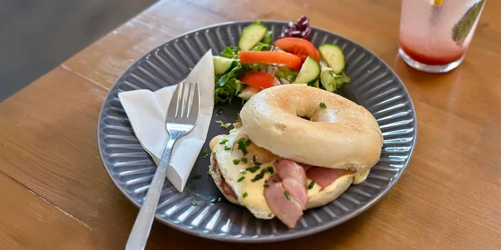 Snídaňové menu pro 1 i 2 osoby: bagel à la benedikt nebo snídaňový talíř a nápoj