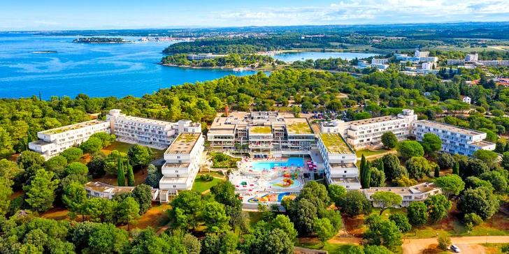 Dovolená v chorvatské Poreči: hotel s vlastní pláží a bazénem, polopenze, vlastní doprava či autobus
