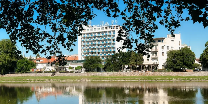 Relaxační pobyt na nábřeží v Piešťanech: polopenze, bazén, wellness i masáž