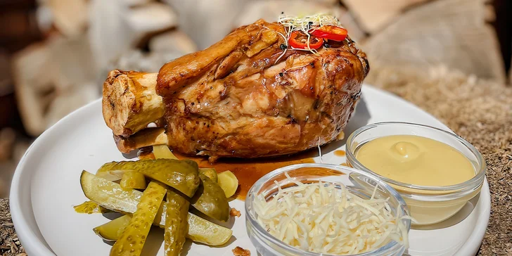 1 nebo 2 grilovaná vepřová kolena: vč. hořčice, křenu a pečiva