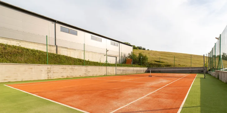 Pobyt v klidné lokalitě Oravy: polopenze, bazén, bowling a tenisové kurty přímo v areálu