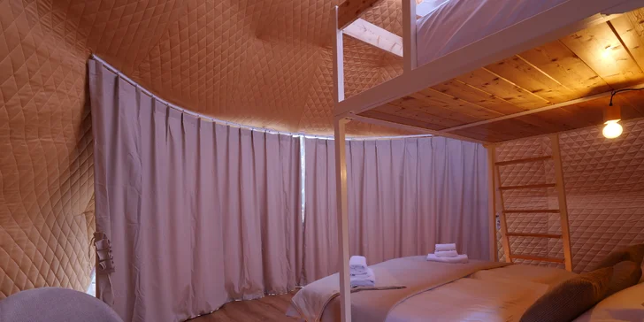 Stylový glampingový stan přímo u vodní nádrže Orlík pro 2–4 osoby