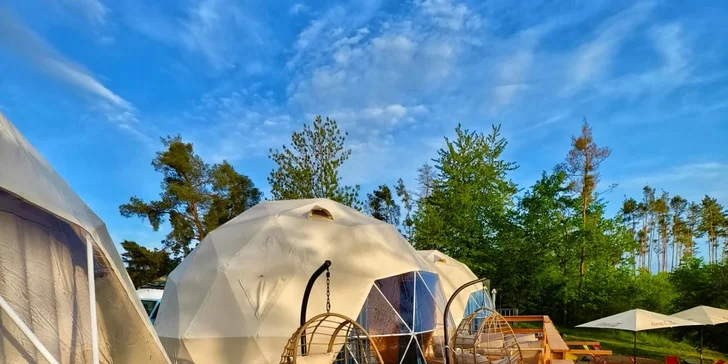Stylový glampingový stan přímo u vodní nádrže Orlík pro 2–4 osoby