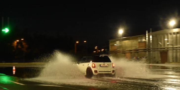 Noční škola smyku a bezpečné jízdy: 4 hod. plné adrenalinu pro 1 či 2 osoby