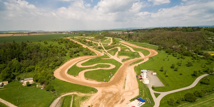 Jízda ve speciálně upravené závodní buggy: 3 až 10 kol na uzavřené trati