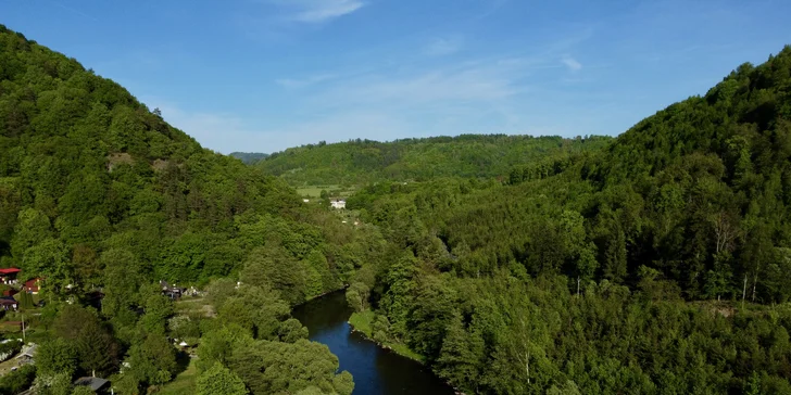 Plně vybavený tiny house na břehu řeky Ohře: terasa s grilem i ohniště