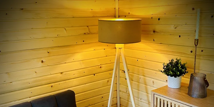Plně vybavený tiny house na břehu řeky Ohře: terasa s grilem i ohniště