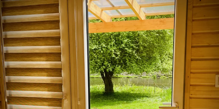 Plně vybavený tiny house na břehu řeky Ohře: terasa s grilem i ohniště