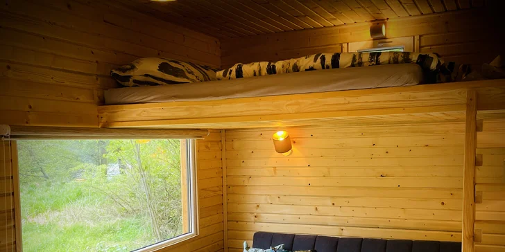 Plně vybavený tiny house na břehu řeky Ohře: terasa s grilem i ohniště