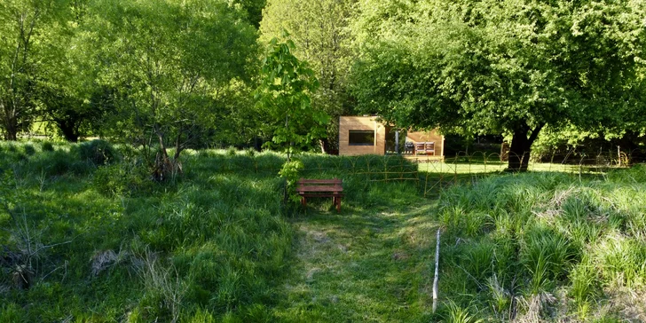 Plně vybavený tiny house na břehu řeky Ohře: terasa s grilem i ohniště
