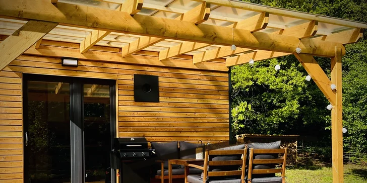 Plně vybavený tiny house na břehu řeky Ohře: terasa s grilem i ohniště