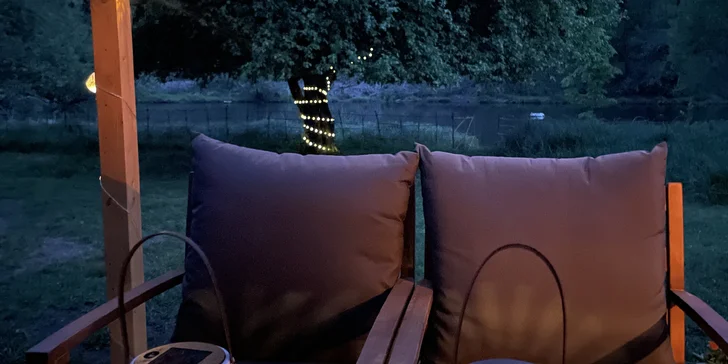 Plně vybavený tiny house na břehu řeky Ohře: terasa s grilem i ohniště
