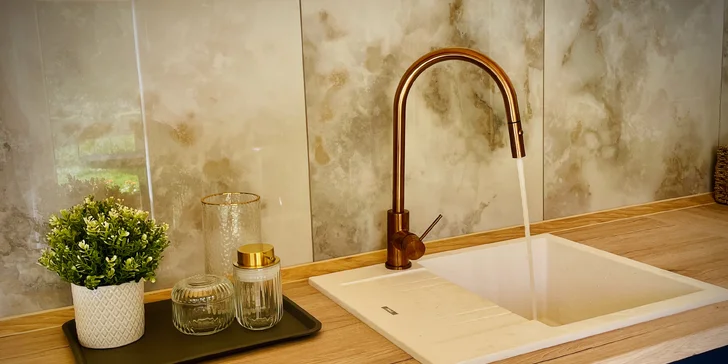 Plně vybavený tiny house na břehu řeky Ohře: terasa s grilem i ohniště