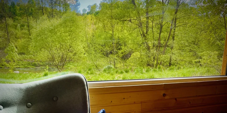 Plně vybavený tiny house na břehu řeky Ohře: terasa s grilem i ohniště